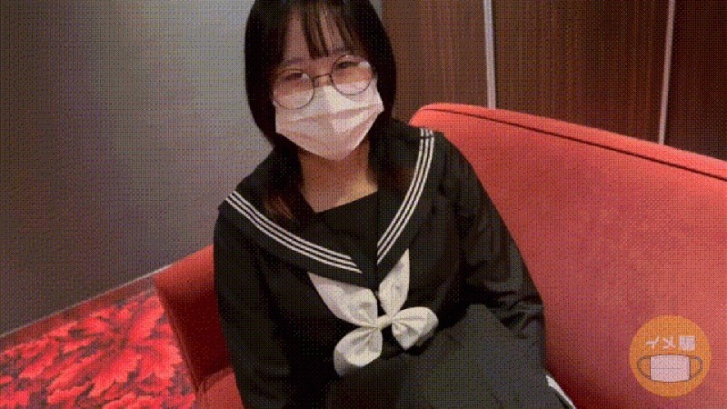 FC2-PPV-4878776 【限时特惠 800 PT！ ！ ！ 】我偷拍了一位戴眼镜的美女拍摄写真【超值套餐】