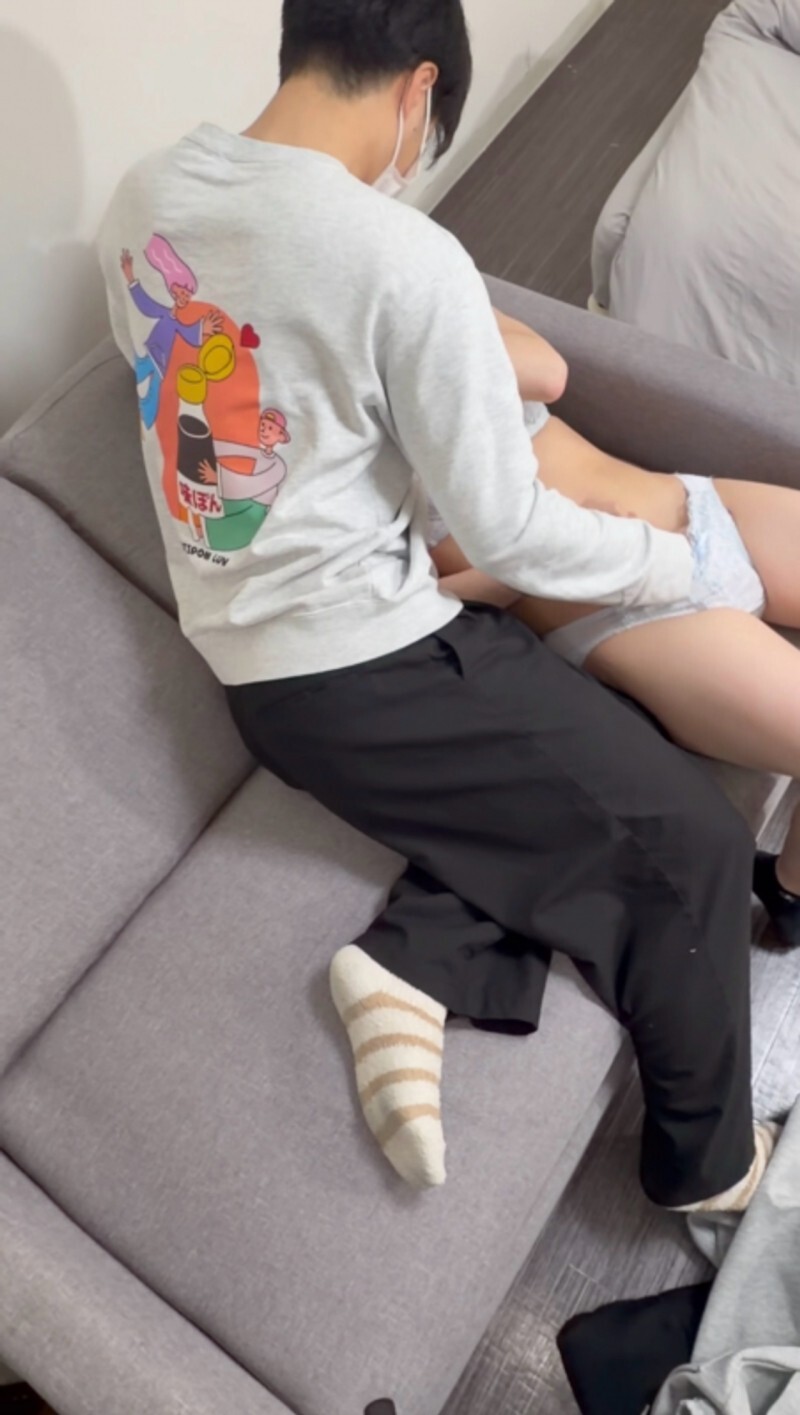FC2-PPV-4887453 【初次3P体验】一位刚毕业的18岁女孩，之前只和两个人发生过性关系！这位18岁女孩和一位帅哥的阴茎玩得很嗨。