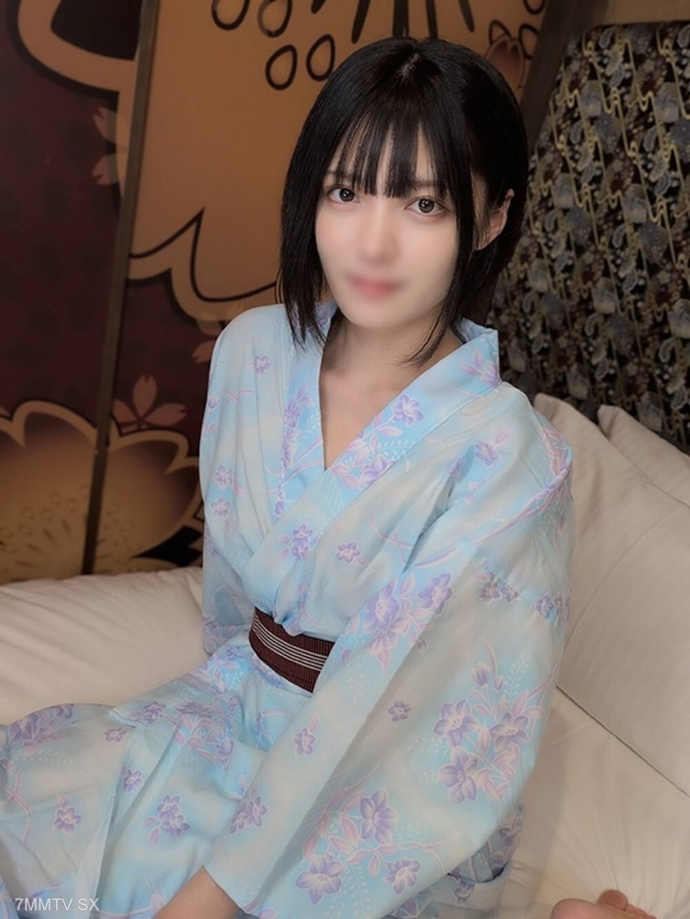 FC2-PPV-4876823 萌系差异！天真烂漫的20岁女大学生，个性却十分“好色”⇒在露天温泉，浴衣上露出一个小洞（Yumi Ni）| FC2电子市场