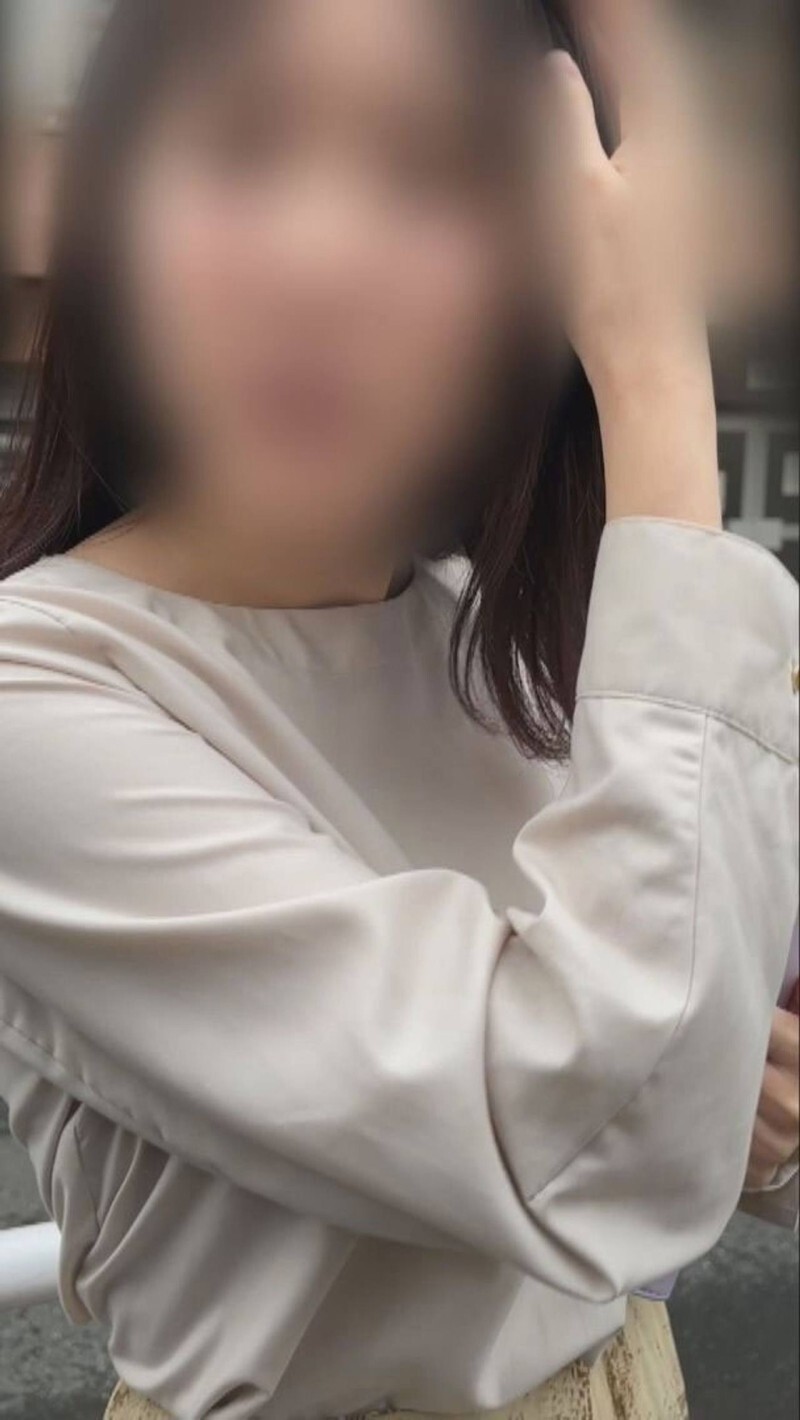 FC2-PPV-4891947 【个人】已婚钢琴教师试图礼貌地离开，但无法摆脱纠缠。她松开拳头，拼命忍耐，却被陌生人阴茎带来的快感所淹没。