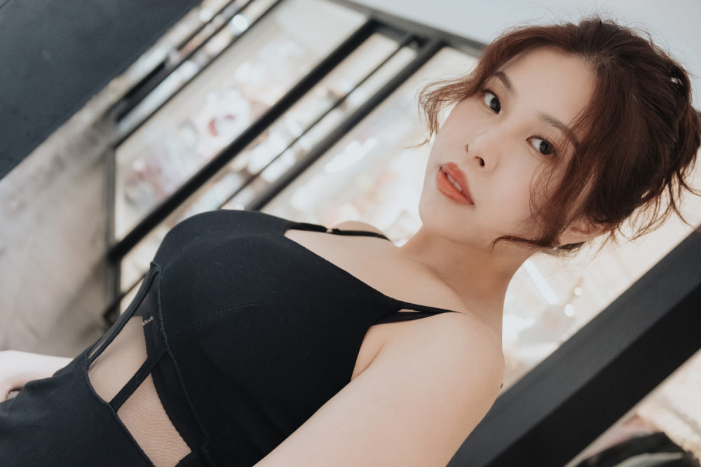 CUS-2584 天使映画 25岁酒店女公关刚下班就被搭讪 坚挺的阴茎在她的雪嫩巨乳之间也按耐不住快速的刺激而爆烈射精